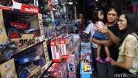 Mayoritas pengunjung membeli mainan untuk anak-anaknya.