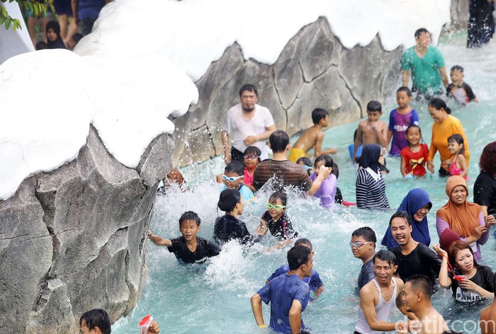 Serunya Bermain Air di SnowBay Waterpark TMII Warga memanfaatkan hari kedua lebaran dengan berlibur mengajak keluarga, Kamis (6/6/2019). Sebagian dari mereka memilih berlibur ke wahana air di SnowBay Waterpark TMII.
