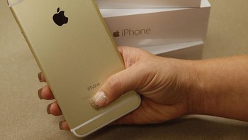 Ini adalah iPhone 6 warna gold yang termasuk paling banyak dicari kala itu. Foto: Getty Images