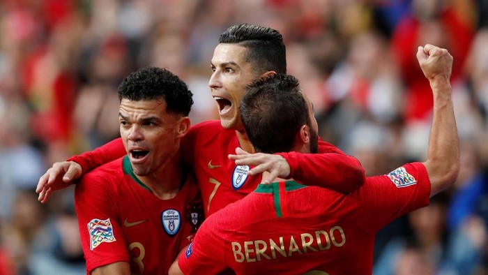 Soccer Football - UEFA Nations League Semi Final - Portugal v Switzerland - Estadio do Dragao, Porto, Portugal - June 5, 2019  Portugals Cristiano Ronaldo celebrates scoring their first goal with Pepe and Bernardo Silva   REUTERS/Rafael Marchante