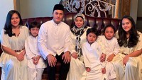 Muzdalifah dan sang suami, Fadel Islami, tampil senada berbusana putih-putih di Lebaran kali ini bersama keluarga mereka. Foto: (Instagram/ Fadel Islami)