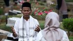 Momen Lebaran, Jasa Pembaca Doa di TPU Laris Manis