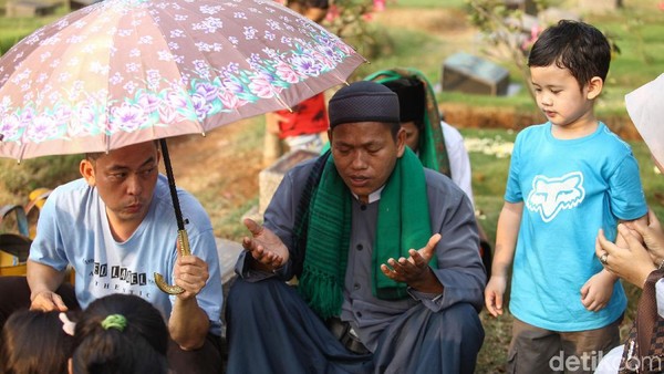 Momen Lebaran, Jasa Pembaca Doa di TPU Laris Manis