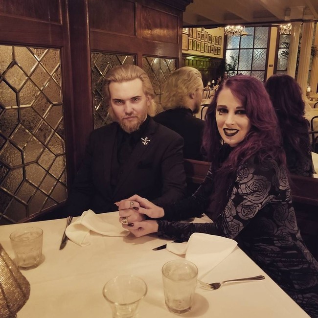 Menurut Logan, menjadi vampir bukan sekadar main peran, tapi juga cara yang benar-benar dijalaninya untuk bertahan hidup. Dia dan Daley yakin, mereka akan sakit bahkan mati jika tak menjalani hidup sebagai vampir dengan minum darah. (Foto: Instagram/@daleycatherine, @thelogansouth)