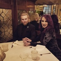 Menurut Logan, menjadi vampir bukan sekadar main peran, tapi juga cara yang benar-benar dijalaninya untuk bertahan hidup. Dia dan Daley yakin, mereka akan sakit bahkan mati jika tak menjalani hidup sebagai vampir dengan minum darah. (Foto: Instagram/@daleycatherine, @thelogansouth)