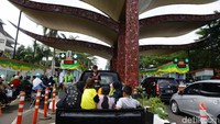 Pengunjung datang dengan mengendarai motor, mobil pribadi hingga mobil bak terbuka.