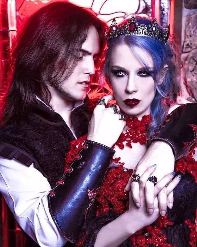 Logan mengaku sudah mulai menyukai rasa darah sejak 15 tahun lalu. Kini, ia rutin mengonsumsi darah satu bulan sekali. (Foto: Instagram/@daleycatherine, @thelogansouth)