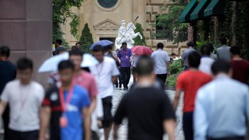 Tampak para karyawan memanfaatkan waktu istirahat dan makan siang di sekitar kantor pusat Huawei. Foto: Reuters