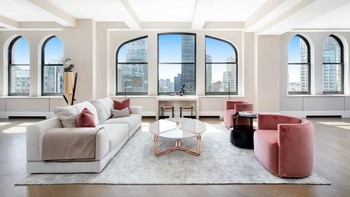 penthouse baru Bezos luasnya sekitar 900 meter persegi dalam 3 lantai dengan taman depan luas. Foto: Street Easy