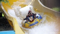 Snowbay Waterpark termasuk wahana yang ramai diminati keluarga, terutama anak-anak. Foto: Grandyos Zafna