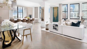 Pemilik raksasa toko online Amazon yang juga orang terkaya itu tepatnya membeli sebuah penthouse dan dua apartemen di lantai bawahnya. Ini salah satu ruangannya yang mewah. Foto: Street Easy