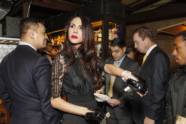 Ramona mengatakan jika Nicole Curran tidak mengetahui ada masalah sampai ia melihat media sosial. Nicole pun tak bermaksud untuk mendekati atau menggoda Jay-Z. Nicole mengaku bahwa sebelumnya Jay-Z meminta vodka soda dan ia bertanya apakah rapper itu menginginkan jeruk limau dalam minumannya. Karena suasana yang berisik, Nicole pun mendekat ke Beyonce. Foto: Getty Images