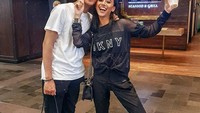 Masih bersama sang kekasih, Karina Fariza Basrewan, Jaz mengaku kalau harinya kala itu lengkap dengan meminum bubble tea.  Quality time means dressing down, goofing off, and some bubble tea, tulis Jaz. Foto: Instagram jaz_hayat