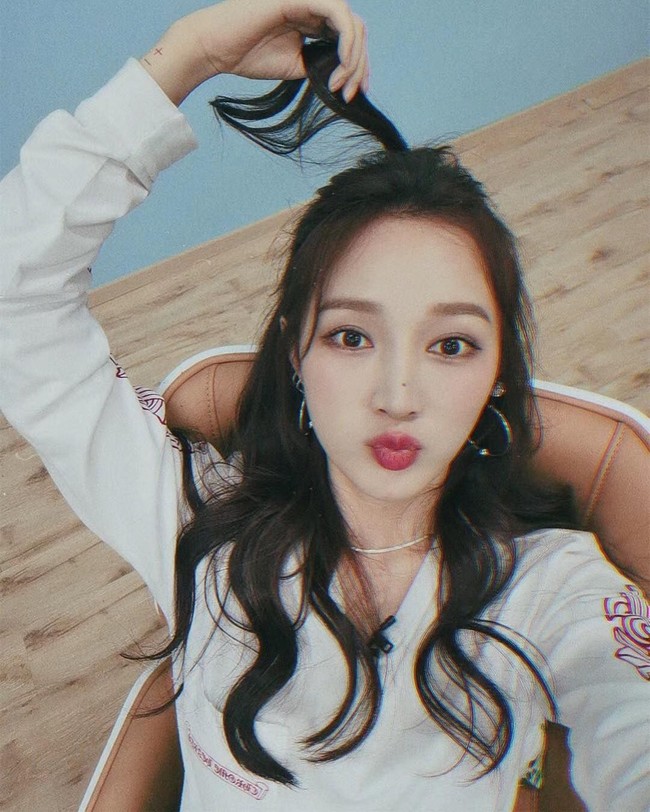 Ia pun kerap tampil dengan makeup yang mengaksentuasi alis tebal lurus dan lipstik merah. Foto: Instagram @mjbaby0203