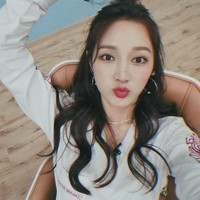 Ia pun kerap tampil dengan makeup yang mengaksentuasi alis tebal lurus dan lipstik merah. Foto: Instagram @mjbaby0203