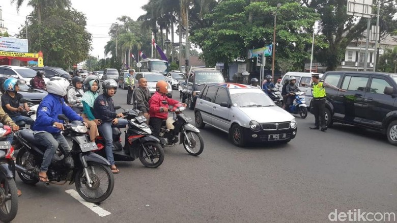 Kendaraan dari Timur Arah Bandung-Jakarta Dialihkan ke Tol Cipali Kendaraan dari Timur Arah Bandung-Jakarta Dialihkan ke Tol Cipali