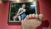 Sorang anak seolah-olah akan diinjak saat berpose dengan salah satu lukisan 3 diminsi koleksi museum.