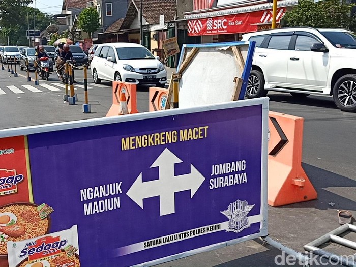 Rawan Macet Tiga Polres Siaga Di Simpang Mengkreng Kediri 6708