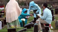Mereka juga menaburkan bunga di makam keluarga.