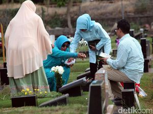Ziarah, Tradisi Kunjungi Makam Keluarga Usai Lebaran