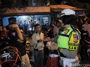 Polisi Bagikan Makanan ke Pengendara saat One Way Arus Balik di Nagreg