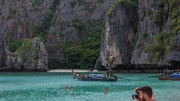 Biar eksis, minta foto dulu sama pacar. Tuh, yang lain juga begitu! (Foto: Boredpanda.com)