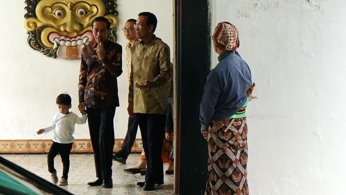 Presiden Joko Widodo (Jokowi) menemui Sri Sultan Hamengku Buwono (HB) X di Keraton Ngayogyakarta Hadiningrat, Jumat (7/6/2019). Dalam pertemuan tersebut Jokowi dan Sultan kompak mengenakan batik lengan panjang.