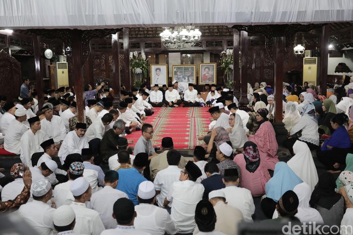 Presiden ke enam Susilo Bambang Yudhoyono (tengah) bersama Agus Harimurti Yudhoyono (kanan) dan Edhie Baskoro Yudhoyono (kiri) bersama kabinet Indonesia Bersatu dan warga melakukan doa tahlil di Puri Cikeas, Bogor, Jawa Barat, Jumat (7/6/2019). Doa tahlil tersebut dilakukan secara bersama untuk memperingati tujuh hari meninggalnya Ani Yudhoyono yang meninggal akibat terkena kanker darah pada (1/7) di Singapura. Grandyos Zafna/detikcom