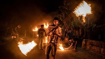 Jepretan keren lain ketika api obor diputar semakin cepat. (Foto: Ulet Ifansasti/Getty Images)