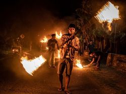 Foto Keren Malam Takbiran, Ada yang Bagai Aksi Doctor Strange