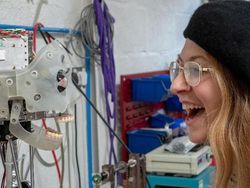 Perkenalkan Ai-Da, Robot Seniman yang Jago Melukis