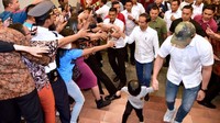 Warga yang tengah memadati mal langsung berebut untuk bersalaman dan berswafoto dengan Jokowi (Foto: Muchlis Jr - Biro Pers Sekretariat Presiden).