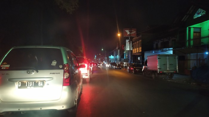Banyak Kendaraan Parkir Beli Oleh-oleh, Lalin Garut ke Bandung Macet