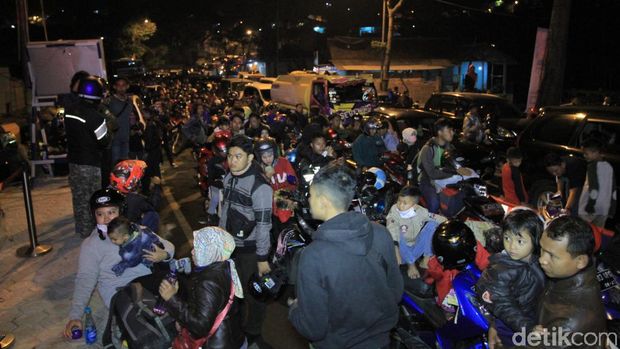Polisi membagikan  makanan ke pengendara saat one way arus balik di Nagreg, Jumat (7/6/2019)