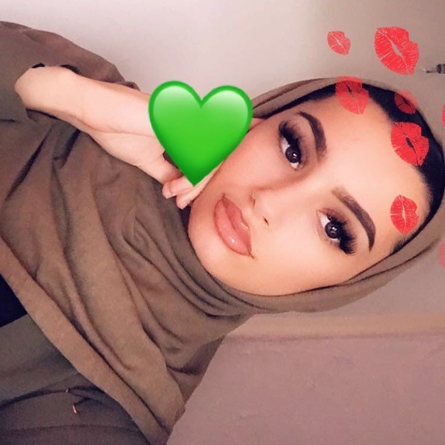 Saat berhijab, Waliyha Azad paling sering mengunggah foto selfie yang disertakan filter. Foto: Dok. Instagram