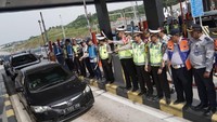 Kakorlantas Irjen Refdi Andri, resmi memberlakukan rekayasa one way di KM 414 Gerbang Tol (GT) Kalikangkung hingga KM 70 GT Cikampek Utama untuk arus balik Lebaran. (dok Korlantas)