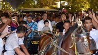 Dari atas andong sesekali Jokowi bersalaman dengan warga (Foto: Muchlis Jr - Biro Pers Sekretariat Presiden).