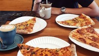 Mengintip Instagram pribadinya, penyanyi kelahiran Brunei Darussalam ini kerap bagika momen kulineran seru. Salah satunya saat makan pizza favoritnya ini. Foto: Instagram jaz_hayat