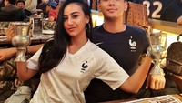 Lagi-lagi makan bareng sang pujaan hati. Kali ini keduanya kompak mengenakan jersey French Football Federation.  Foto: Instagram jaz_hayat
