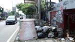 Jorok! Sampah Menumpuk di Separator Flyover Ciputat