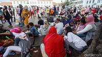 Sebagian dari mereka berkumpul di depan Museum Sejarah Jakarta.