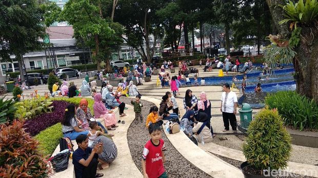 Kemeriahan Anak Anak Bermain Air Di Kolam Taman Kota Bandung