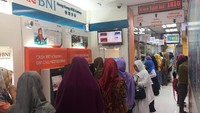 BNI menjadi bank nasional terdepan dalam melayani pengiriman uang dari seluruh belahan dunia. Pekerja Migran Indonesia dan wisatawan memanfaatkan ATM BNI dengan mengunjungi BNI Hong Kong ATM Gallery untuk melakukan pengiriman dan penarikan uang. Foto: dok. BNI