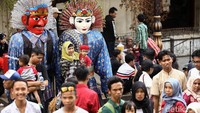 Selain menghibur, ondel-ondel juga siap untuk diajak foto bersama pengunjung.