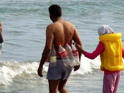 Potret Kocak Pemandangan Pantai yang Bikin Auto Ngakak