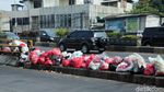 Jorok! Sampah Menumpuk di Separator Flyover Ciputat