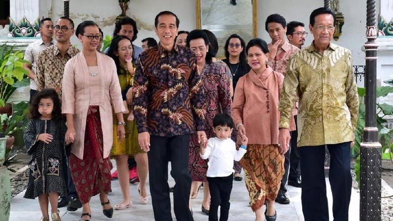 Ke Keraton Jokowi Bersilaturahmi dengan Keluarga Besar Sultan Ke Keraton Jokowi Bersilaturahmi dengan Keluarga Besar Sultan