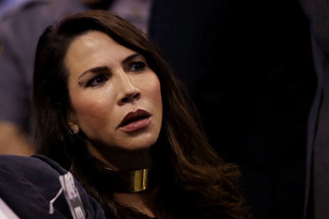 Penulis Senior ESPN bahkan mengungkap jika Nicole menangis karena mendapat ancaman mati karena hal tersebut. Baru saja berbicara dengan Nicole Curran, istri pemilik Warrior, Joe Lacob, mengenai insiden dengan Beyonce semalam. Dia menangis. Dia bilang dia mendapat ancaman mati di media sosial semalaman. Pagi ini, dia memastikan akun IG untuk menghentikannya, tulis Ramona Shelburne di akun Twitter-nya. Foto: Getty Images