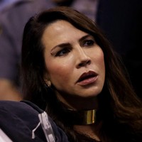 Penulis Senior ESPN bahkan mengungkap jika Nicole menangis karena mendapat ancaman mati karena hal tersebut. Baru saja berbicara dengan Nicole Curran, istri pemilik Warrior, Joe Lacob, mengenai insiden dengan Beyonce semalam. Dia menangis. Dia bilang dia mendapat ancaman mati di media sosial semalaman. Pagi ini, dia memastikan akun IG untuk menghentikannya, tulis Ramona Shelburne di akun Twitter-nya. Foto: Getty Images