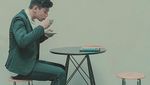 Pose Ganteng Pesinetron Rayn Wijaya Saat Nongkrong di Kafe